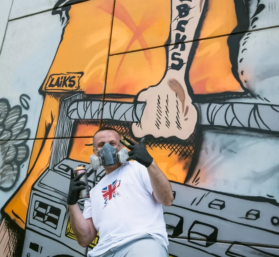 Laiks painting a mural